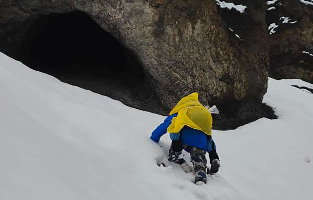 तिलिचो बेस क्याम्पमा फसेका ११ पर्यटकको सशस्त्रवाट सफल उद्धार images