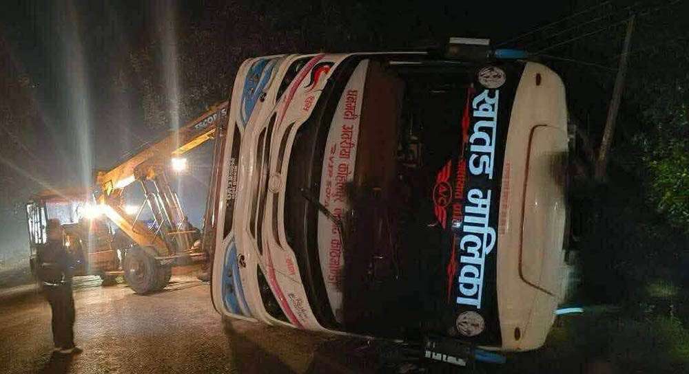 कपिलवस्तुमा यात्रुवाहक बस दुर्घटना: पैदलयात्रुको मृत्यु, पाँच जना घाइते images