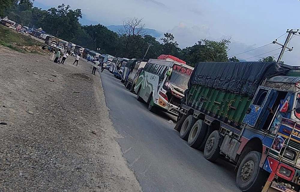 बर्षापछि दाउन्ने सडक अवरुद्ध images