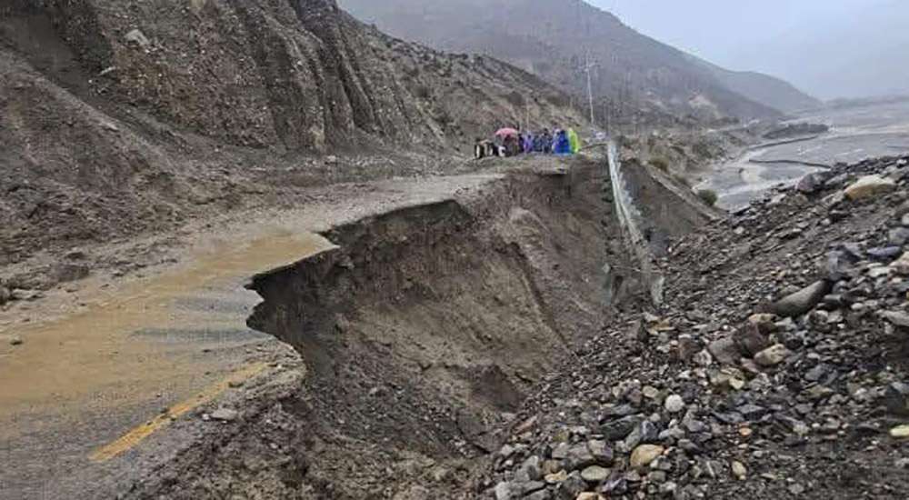 सडक भासिएपछि जोमसोम–कागबेनी सडक पूर्णरुपमा अवरुद्ध images