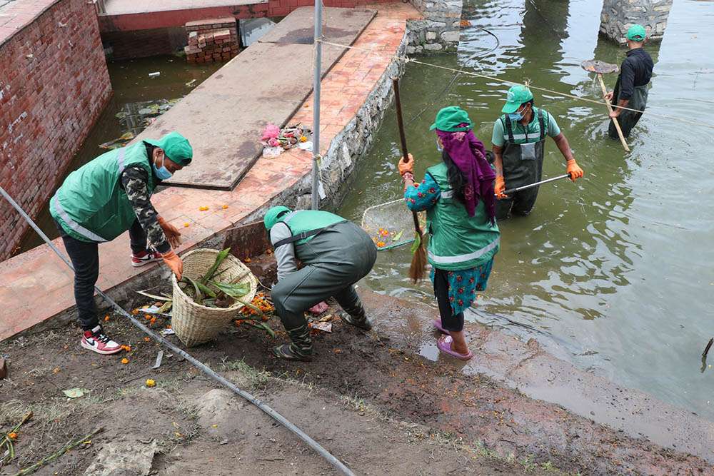 काठमाडौँका छठ घाटमा महानगरले गर्यो सरसफाइ images