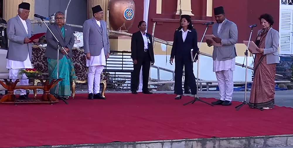 नव नियुक्त दुई मन्त्रीले लिए पद तथा गोपनियताको शपथ images