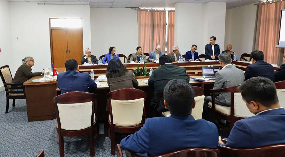 सरकार बनेपछिको कार्यप्रगतिको मन्त्री र सचिवहरुबाट ब्रिफिङ लिदै प्रधानमन्त्री कार्की