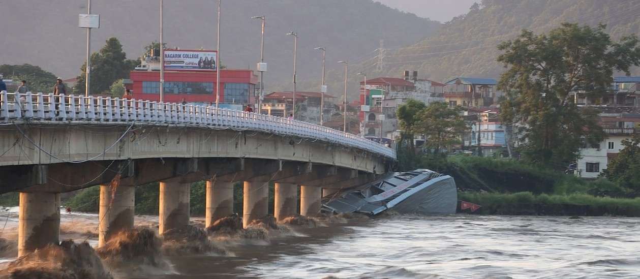 नारायणीको बाढीले बगायो करोडौँको 'क्रुजसिप', पुलमुनि अड्किँदा नारायणगढ नाका ठप्प, पुल उच्च जोखिममा