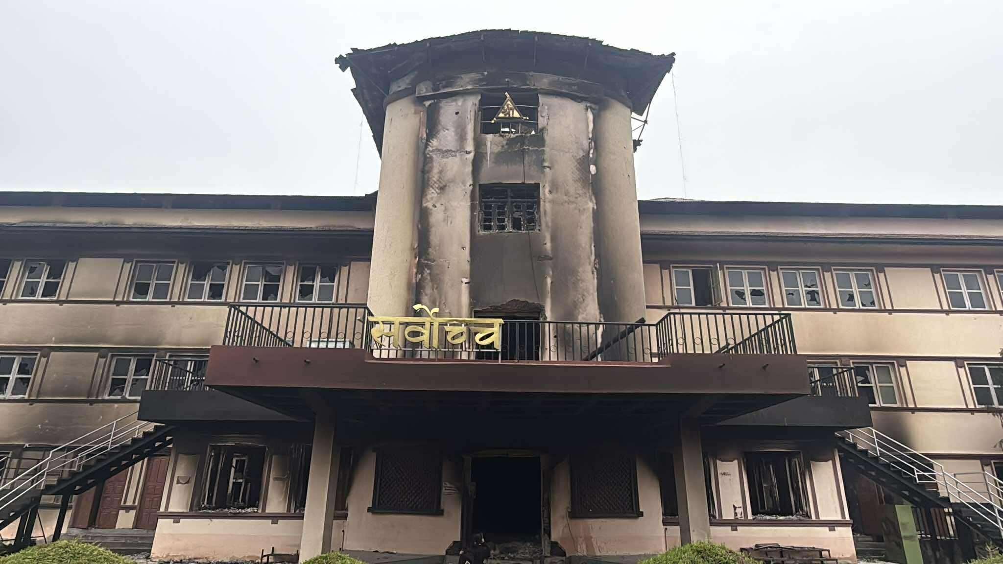 ओली र लेखकसहितको राहदानी रोक्काको रिटमा कारण देखाउ आदेश images