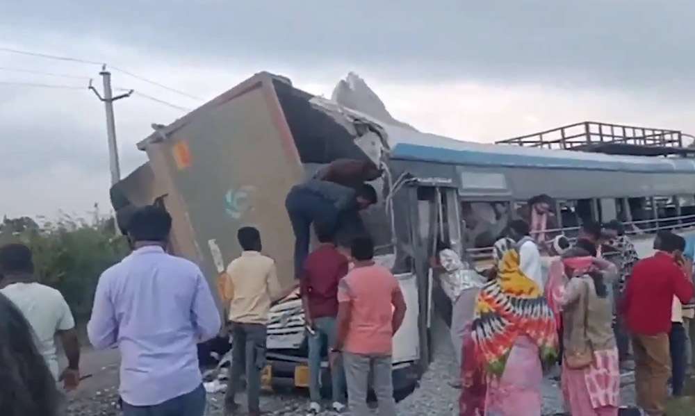 भारतको तेलङ्गनामा बस र ट्रक ठोक्किँदा १९ जनाको मृत्यु
