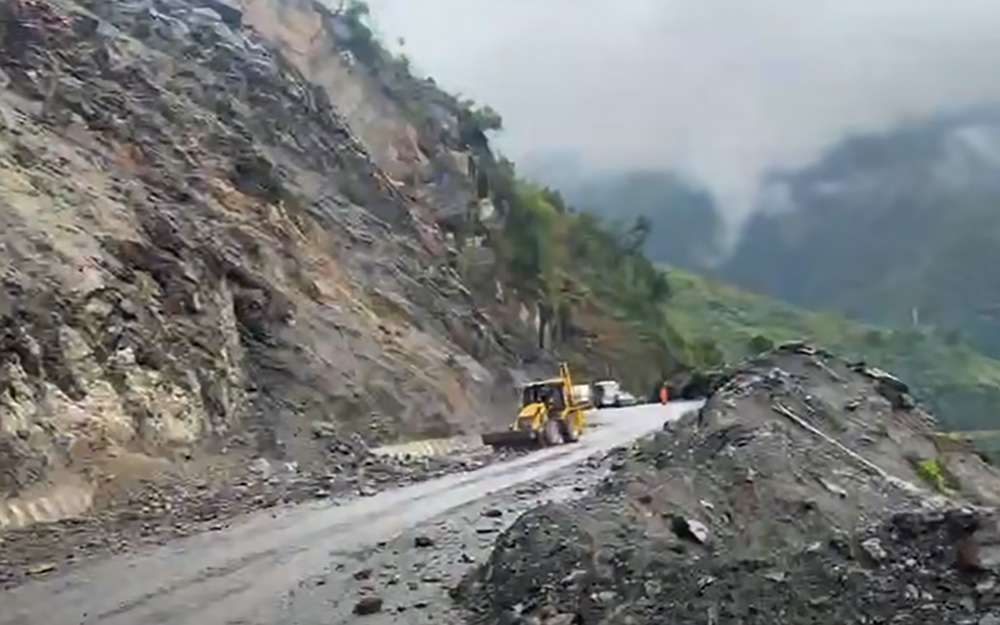 तुईन खोला पुल नजिकै पहिरो, सडक अवरुद्ध images